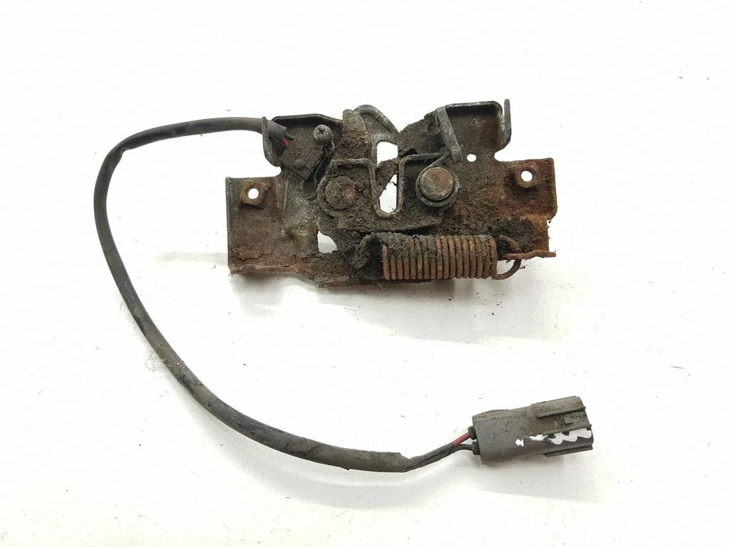 Motora pārsega slēdzene