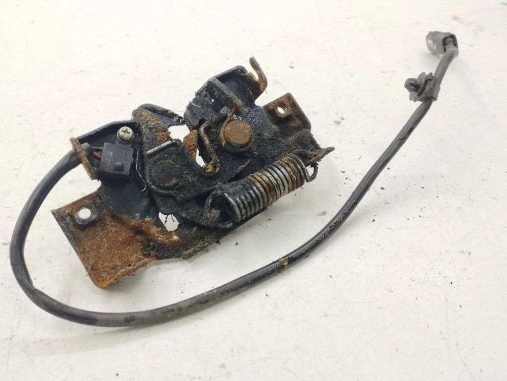 Engine bonnet/hood lock/catch