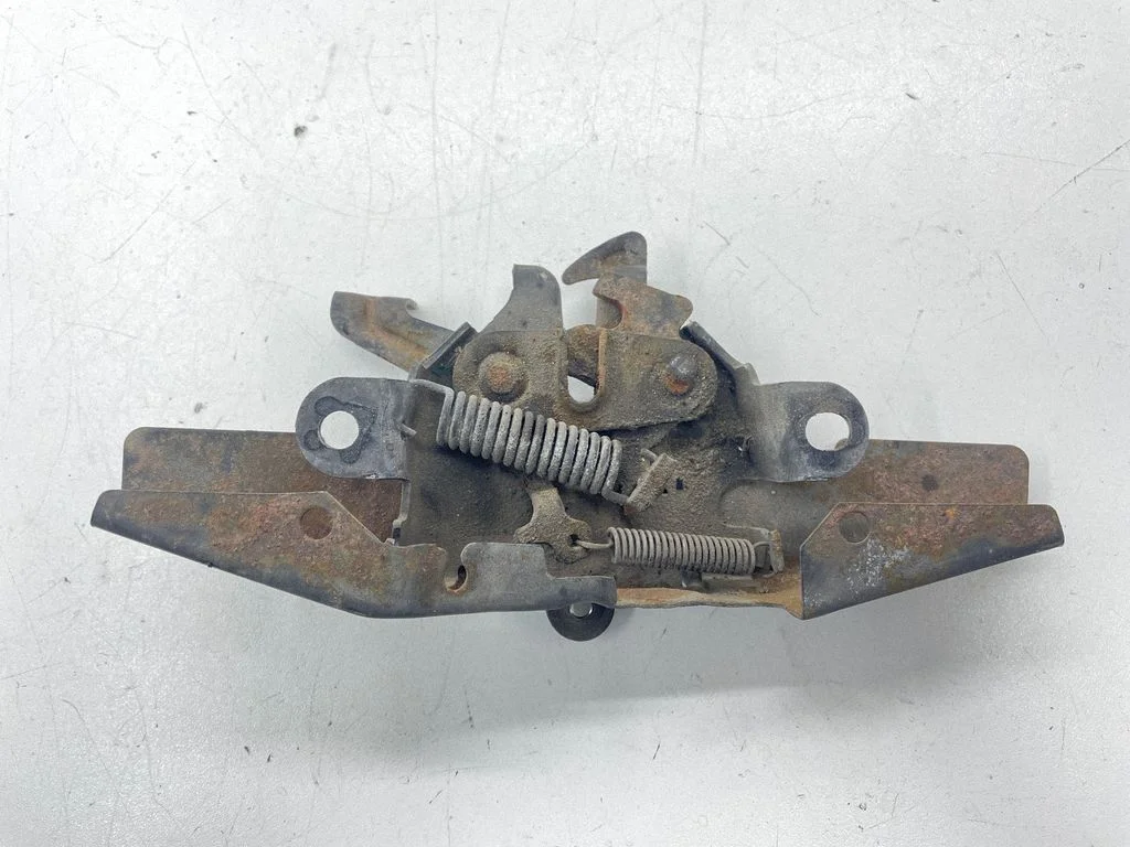 Engine bonnet/hood lock/catch