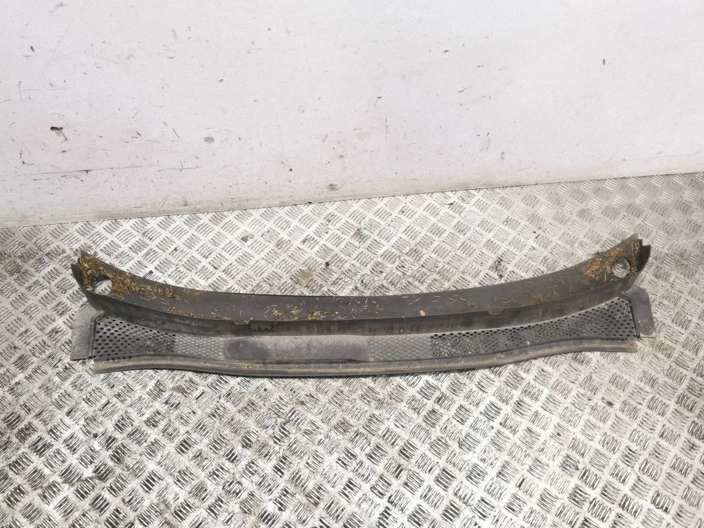 Wiper trim 10A819403