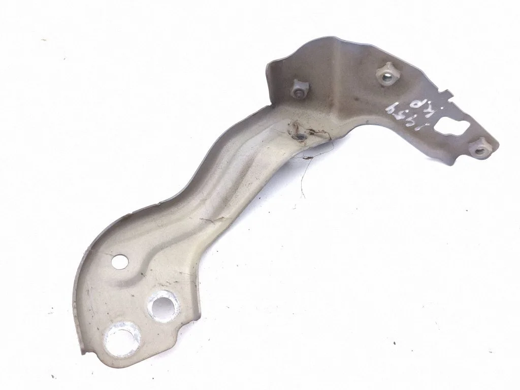 Fender mounting bracket 89A821135