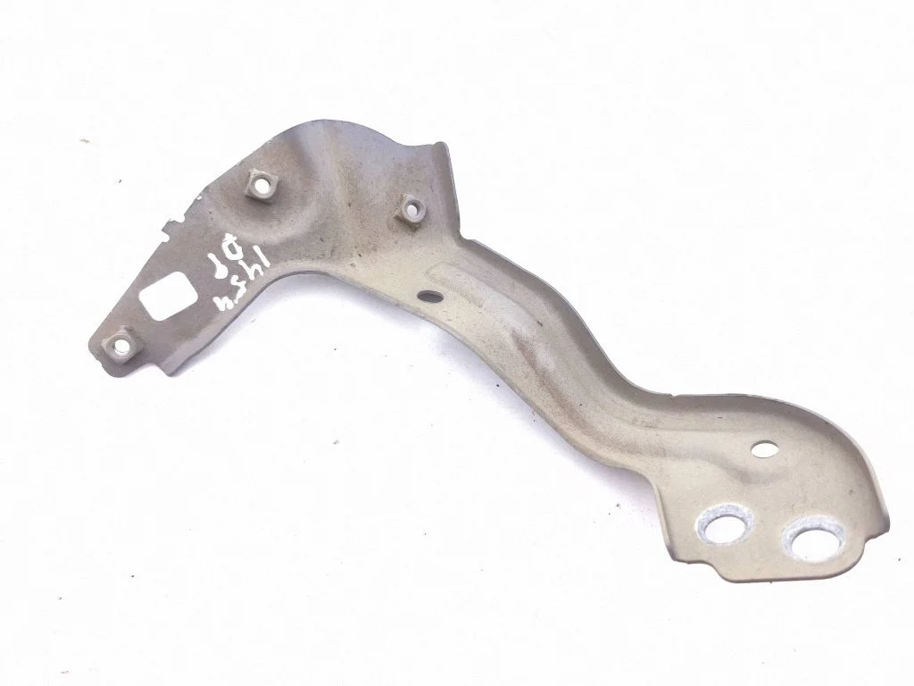 Fender mounting bracket 89A821136