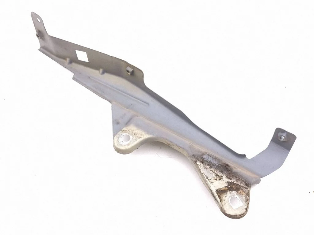Fender mounting bracket 89A821470