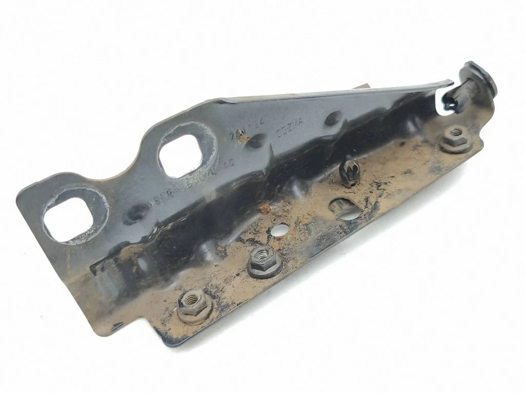 Fender mounting bracket M8E216D078AD
