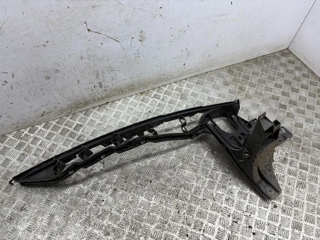Fender mounting bracket – right