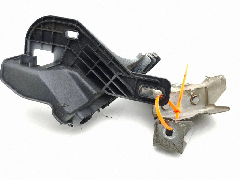 Poritiiva kinnitusklamber BJ3216A143AA