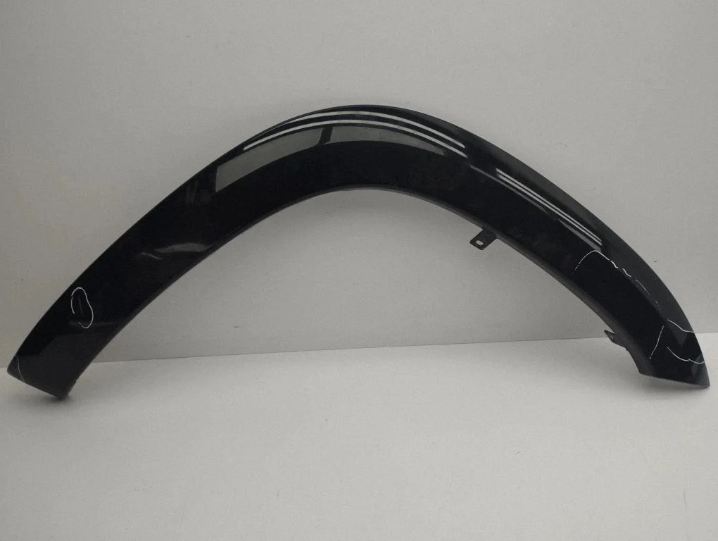 Front arch trim – right