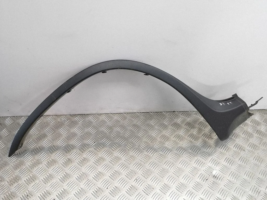 Front arch trim – left