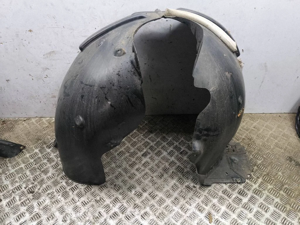 Front wheel arch liner splash guards 89A821172C