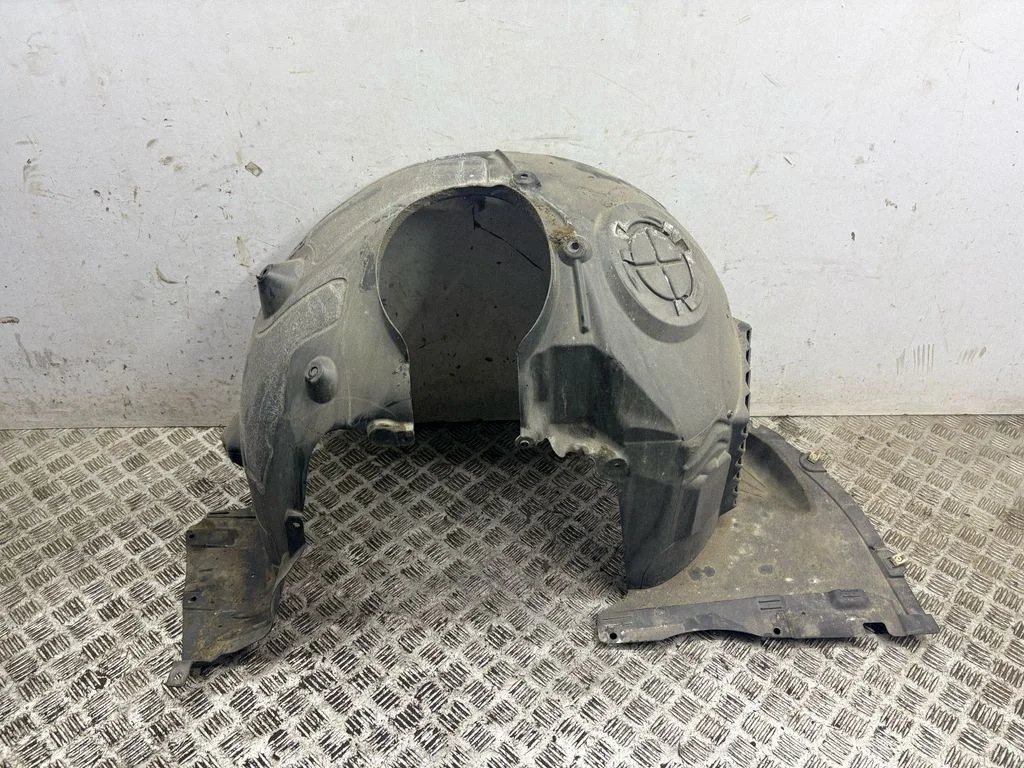 Front wheel arch liner splash guards – left