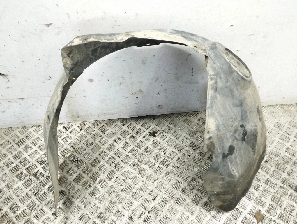 Priekšējais riteņa arkas dubļusargs – kreisā