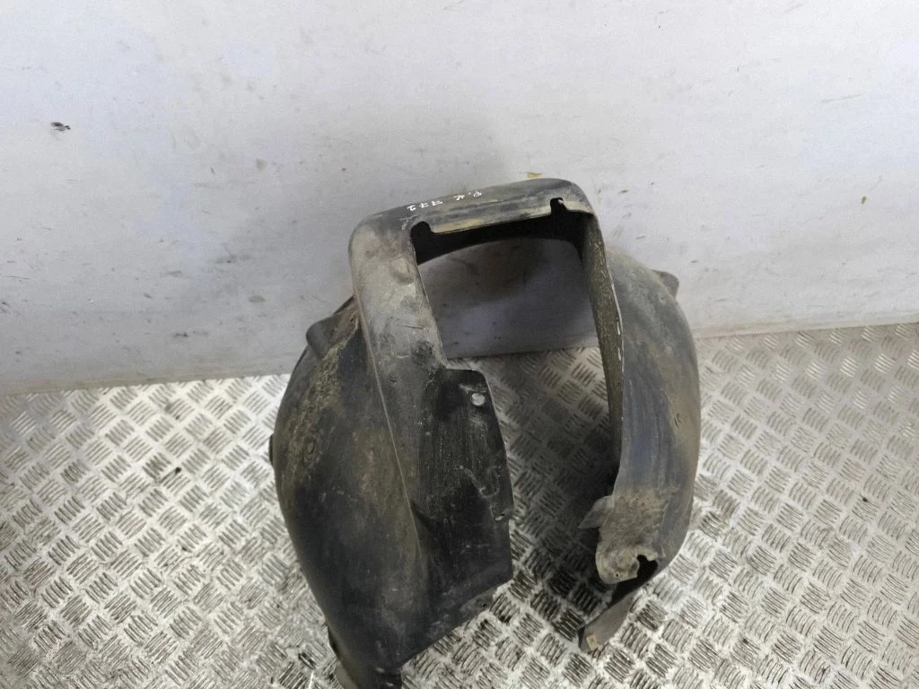 Priekšējais riteņa arkas dubļusargs 8z0821171