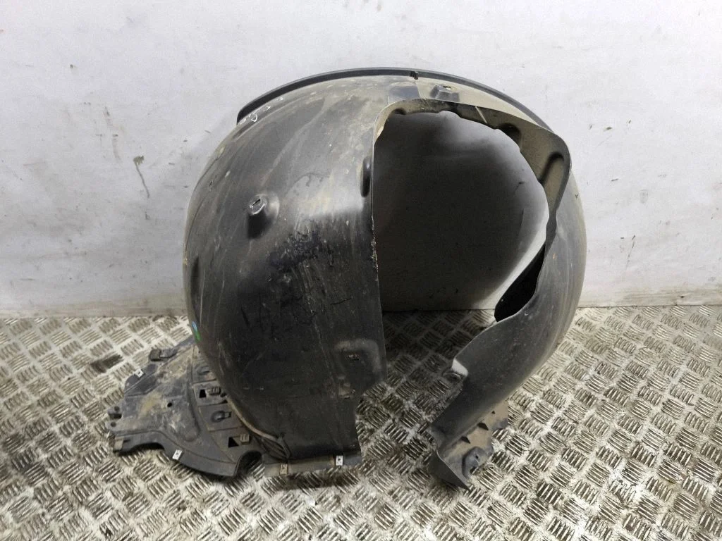 Front wheel arch liner splash guards – right