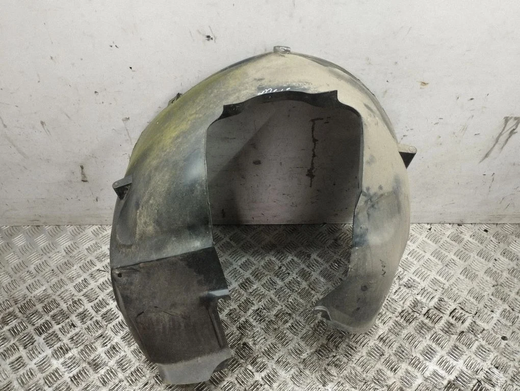 Front wheel arch liner splash guards – right