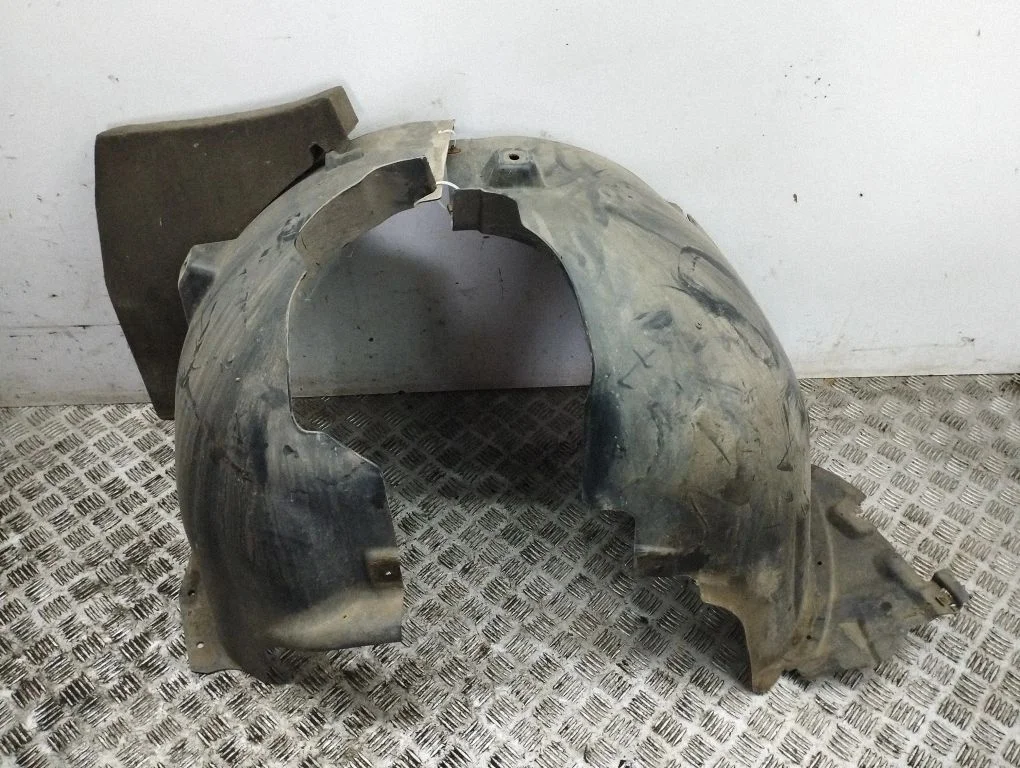 Front wheel arch liner splash guards – left