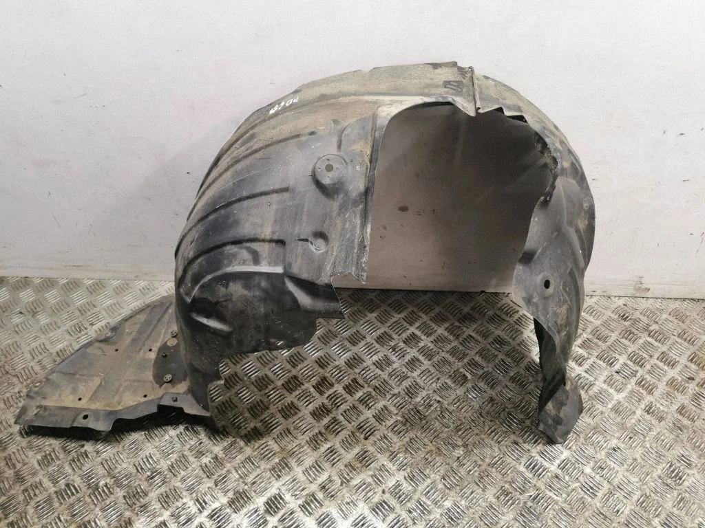 Front wheel arch liner splash guards