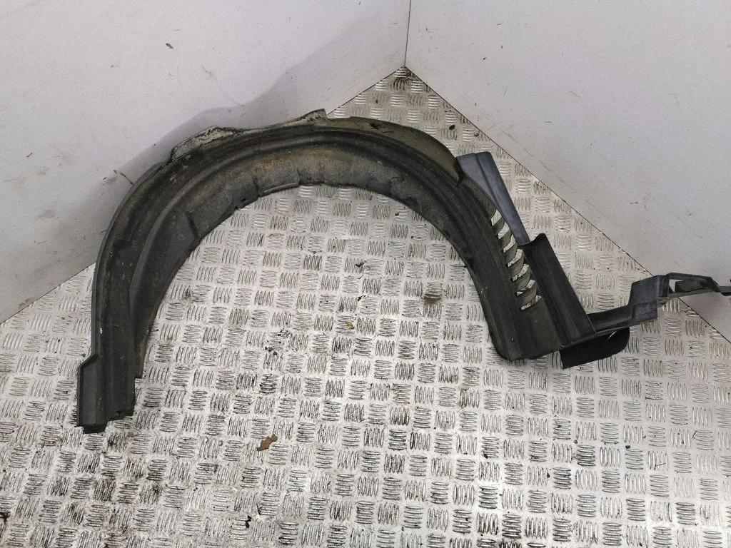 Front wheel arch liner splash guards – left