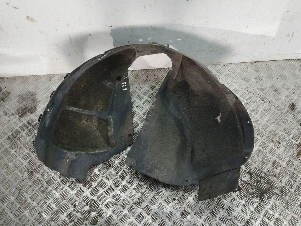 Front wheel arch liner splash guards – right