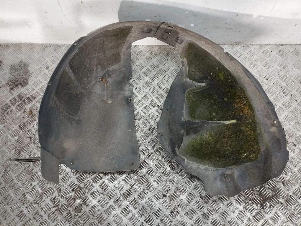 Front wheel arch liner splash guards – left