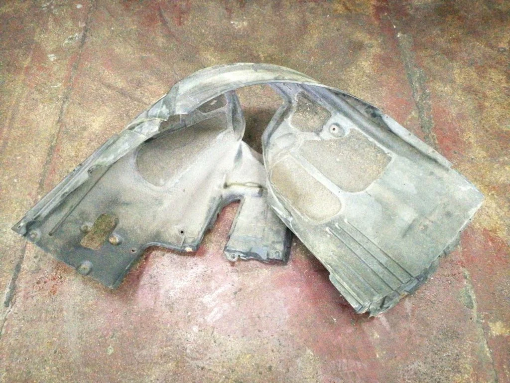 Priekšējais riteņa arkas dubļusargs – kreisā