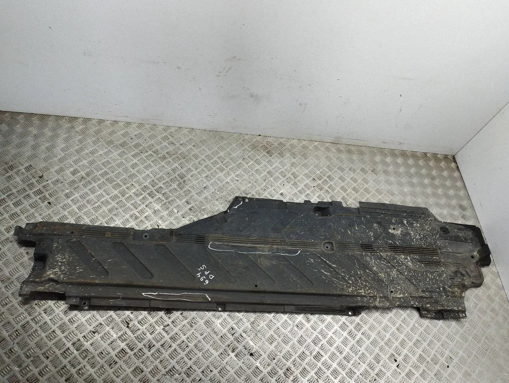 Center/middle under tray cover A2136804006