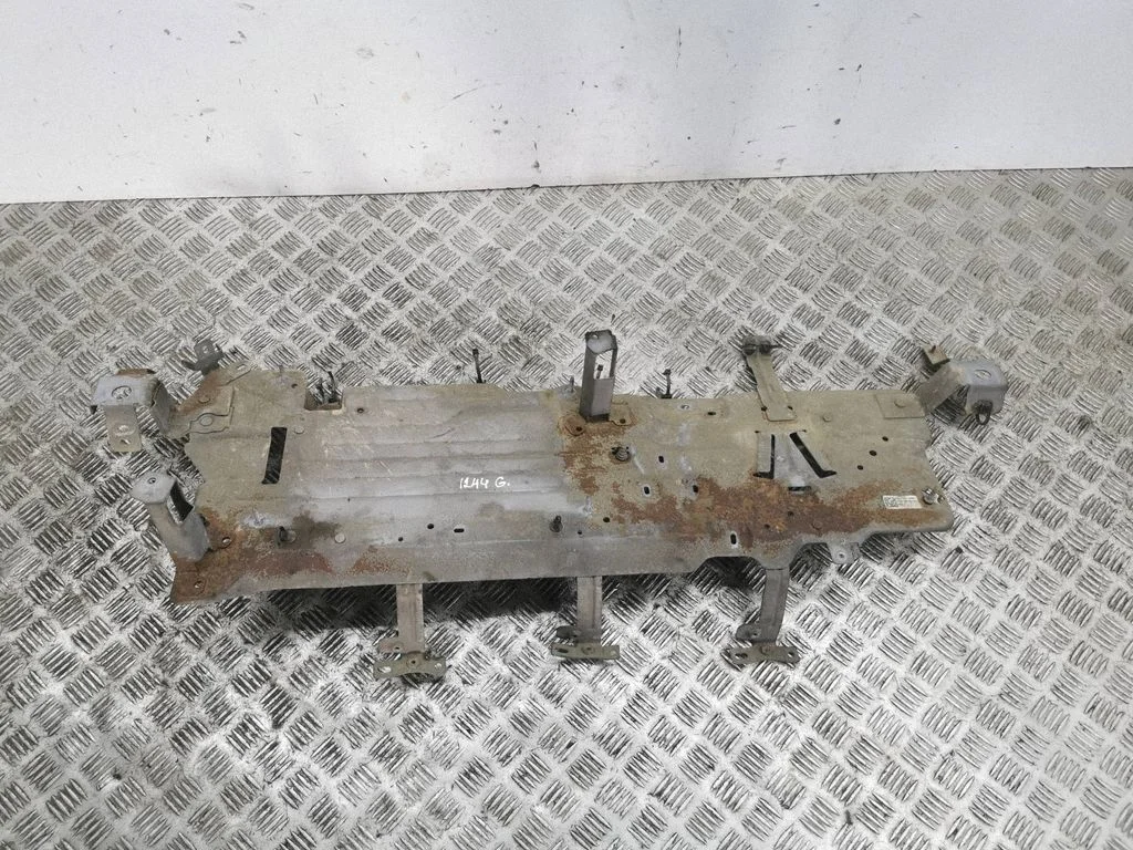 Center/middle under tray cover 9847753680