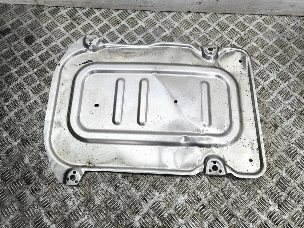 Center/middle under tray cover 2Q0825229B