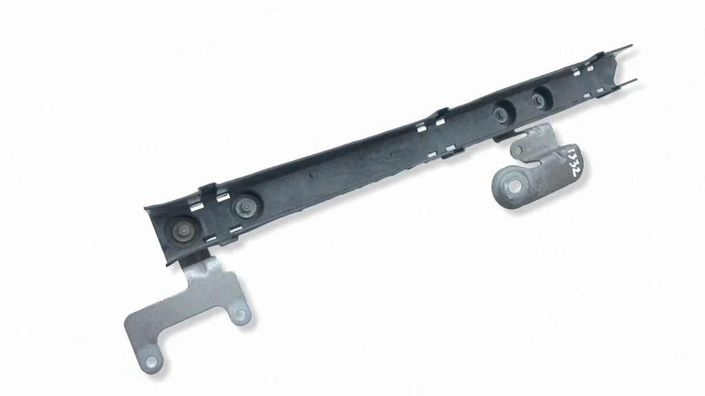 Center/middle under tray cover 4K0971341