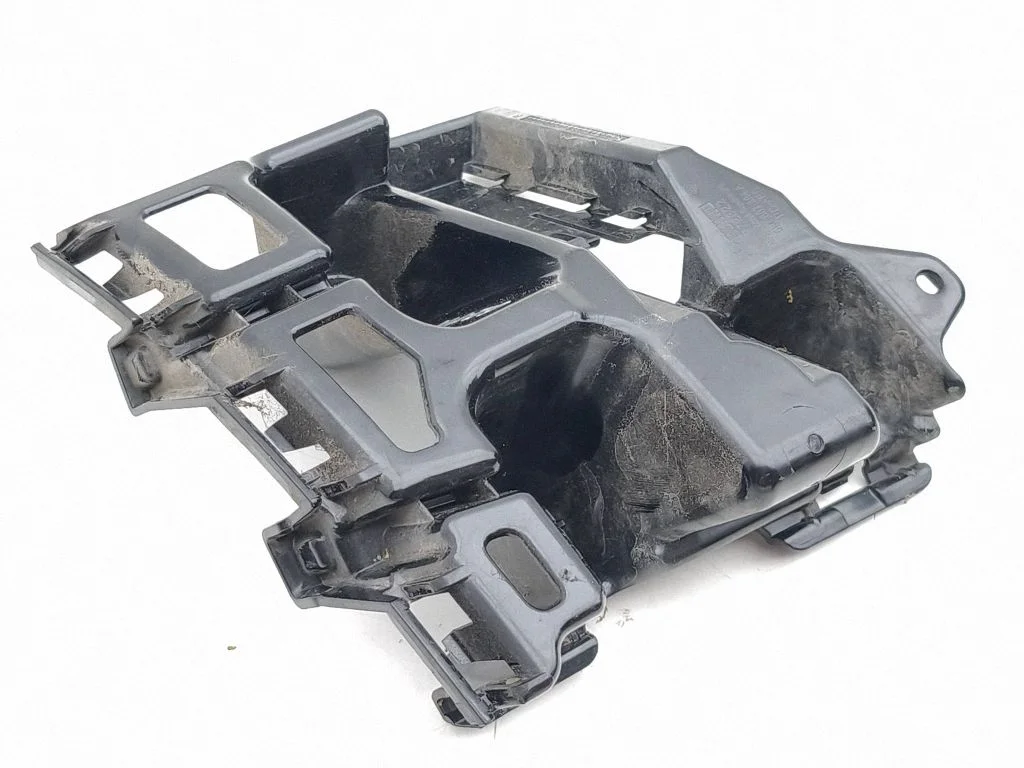 Rear bumper mounting bracket 5L6807394A