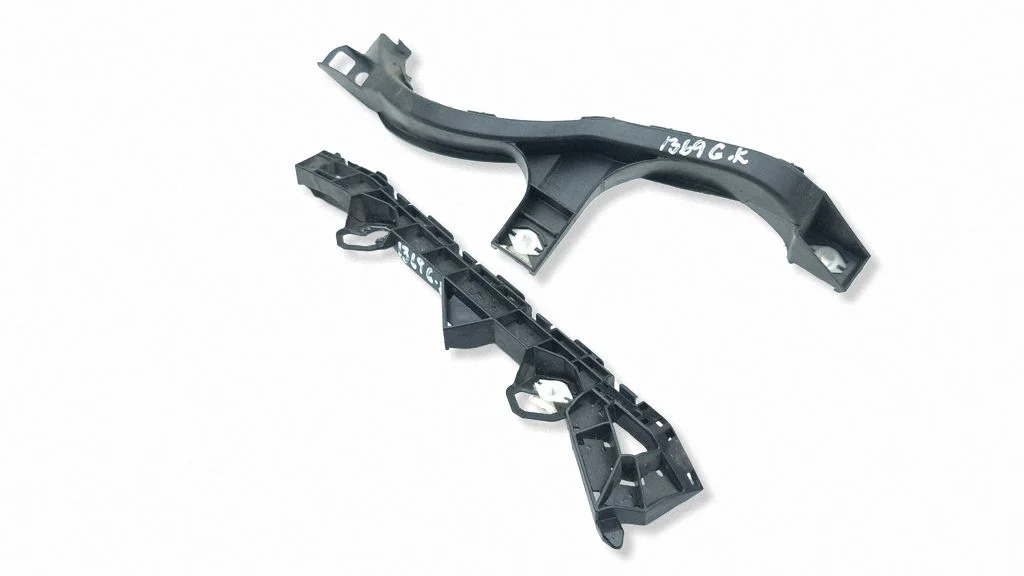 Rear bumper mounting bracket 57707CA090