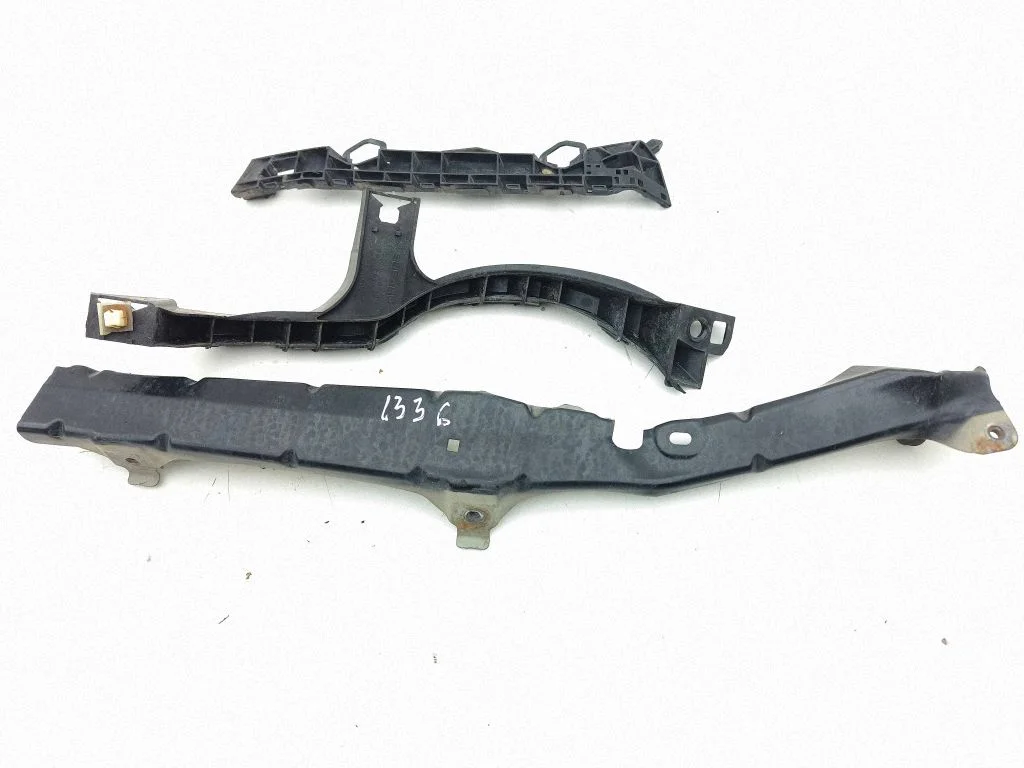 Rear bumper mounting bracket 57707CA080