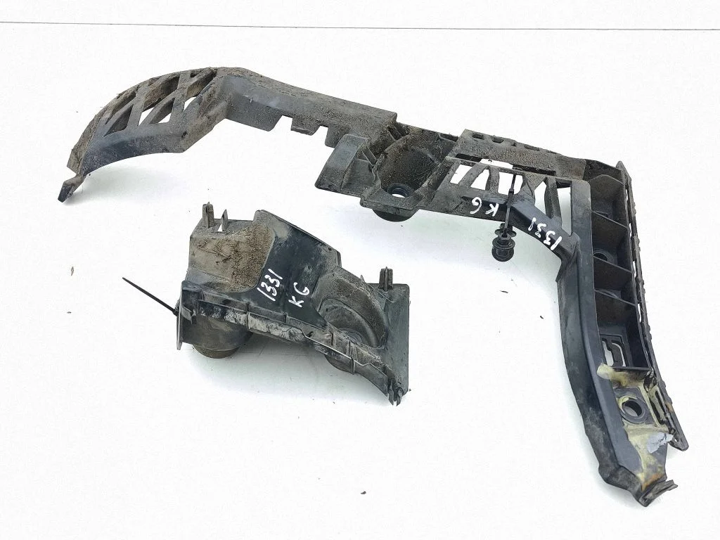 Rear bumper mounting bracket A1778850700