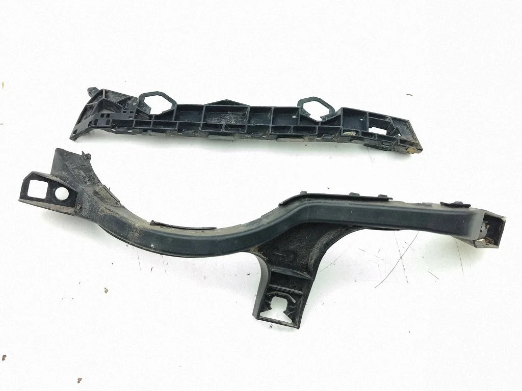 Rear bumper mounting bracket 57707CA090