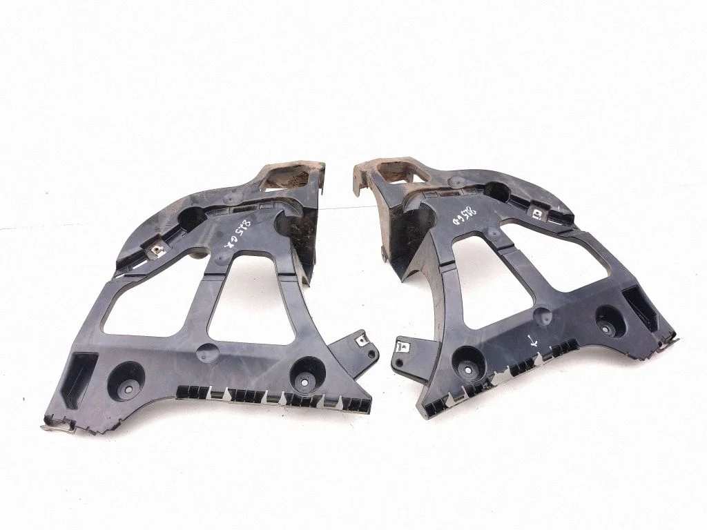 Rear bumper mounting bracket 158445A