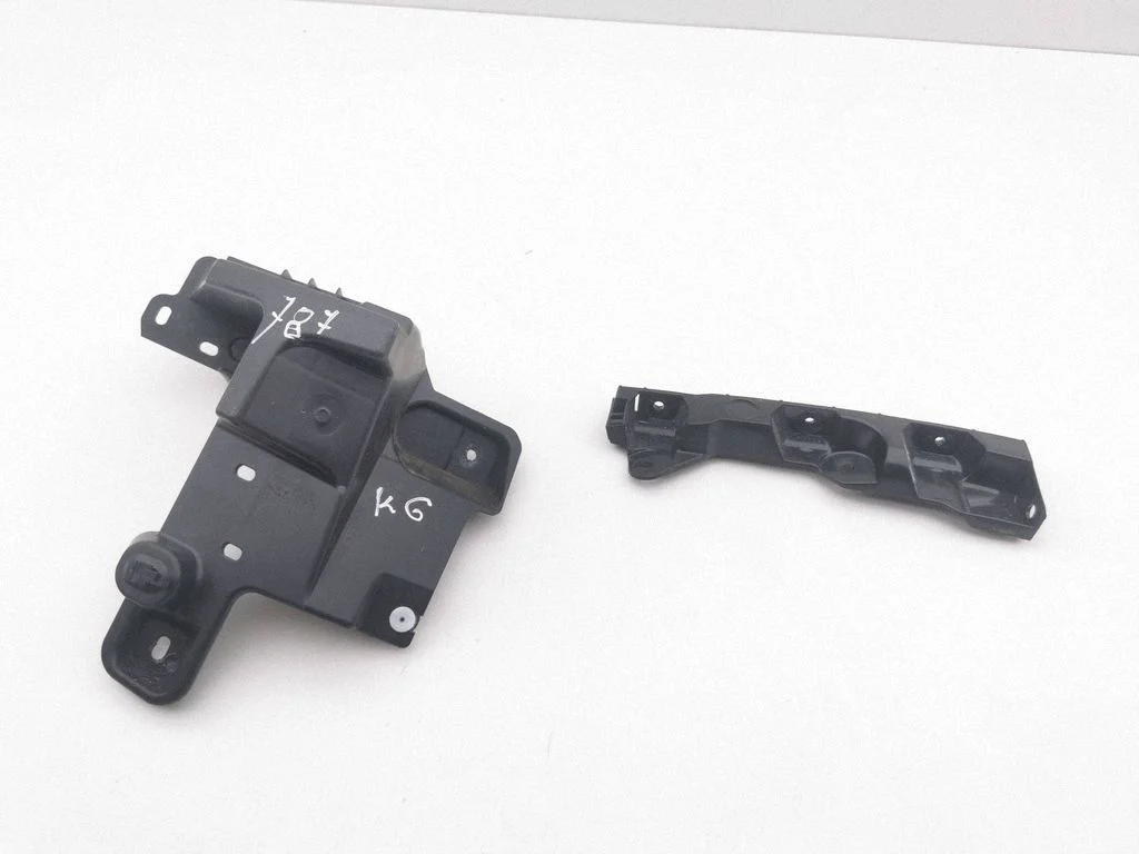 Rear bumper mounting bracket 852236421R