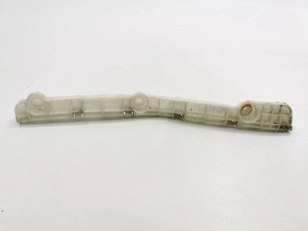 Aizmugurējā bufera turētājs – kreisā