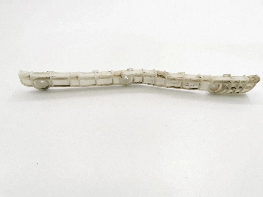 Aizmugurējā bufera turētājs – labā