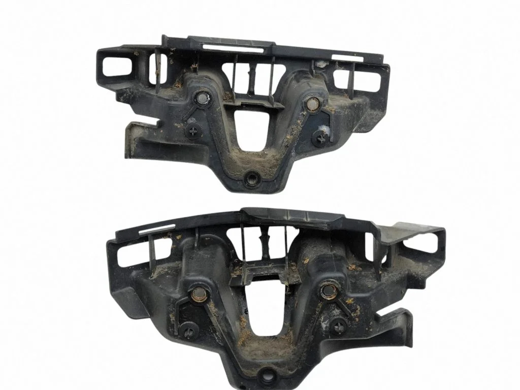 Rear bumper mounting bracket