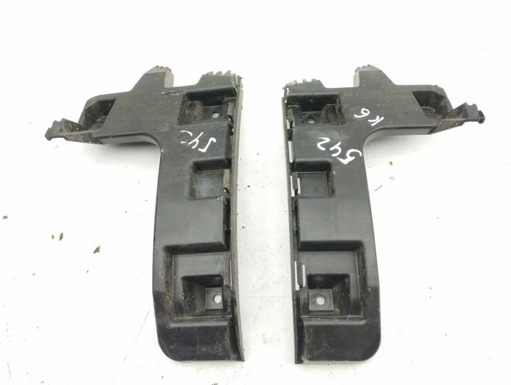 Rear bumper mounting bracket 30795055