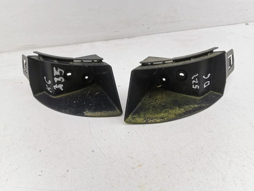 Rear bumper mounting bracket AM5117A882B