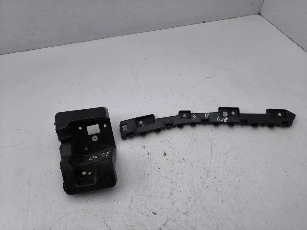 Rear bumper mounting bracket EM2B17D948N