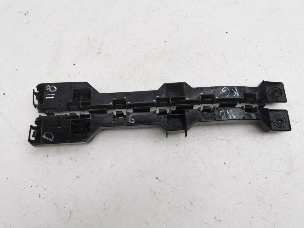 Rear bumper mounting bracket