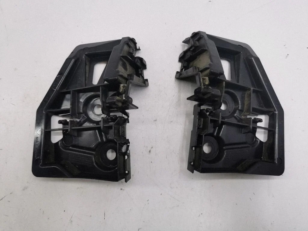 Rear bumper mounting bracket 5NA807394A