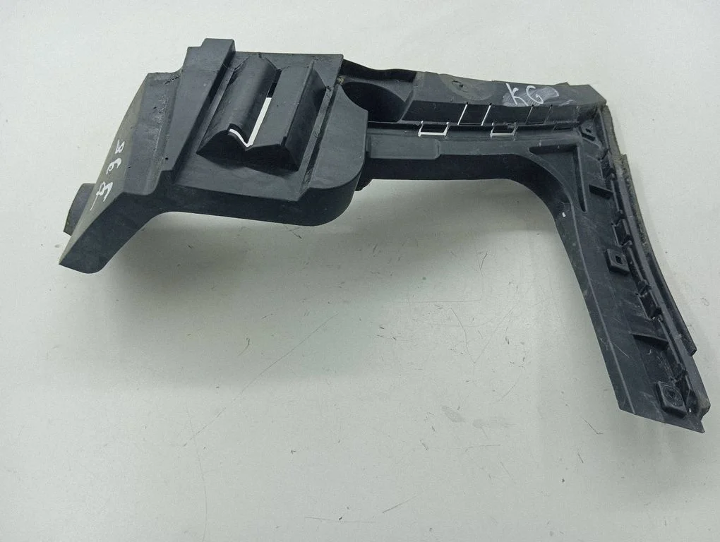 Rear bumper mounting bracket 08620566