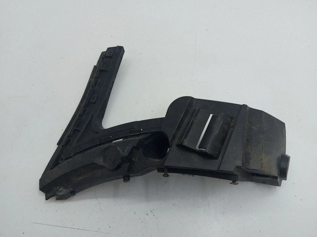 Rear bumper mounting bracket 08620566