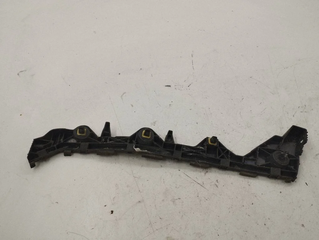 Rear bumper mounting bracket GS4E502J1