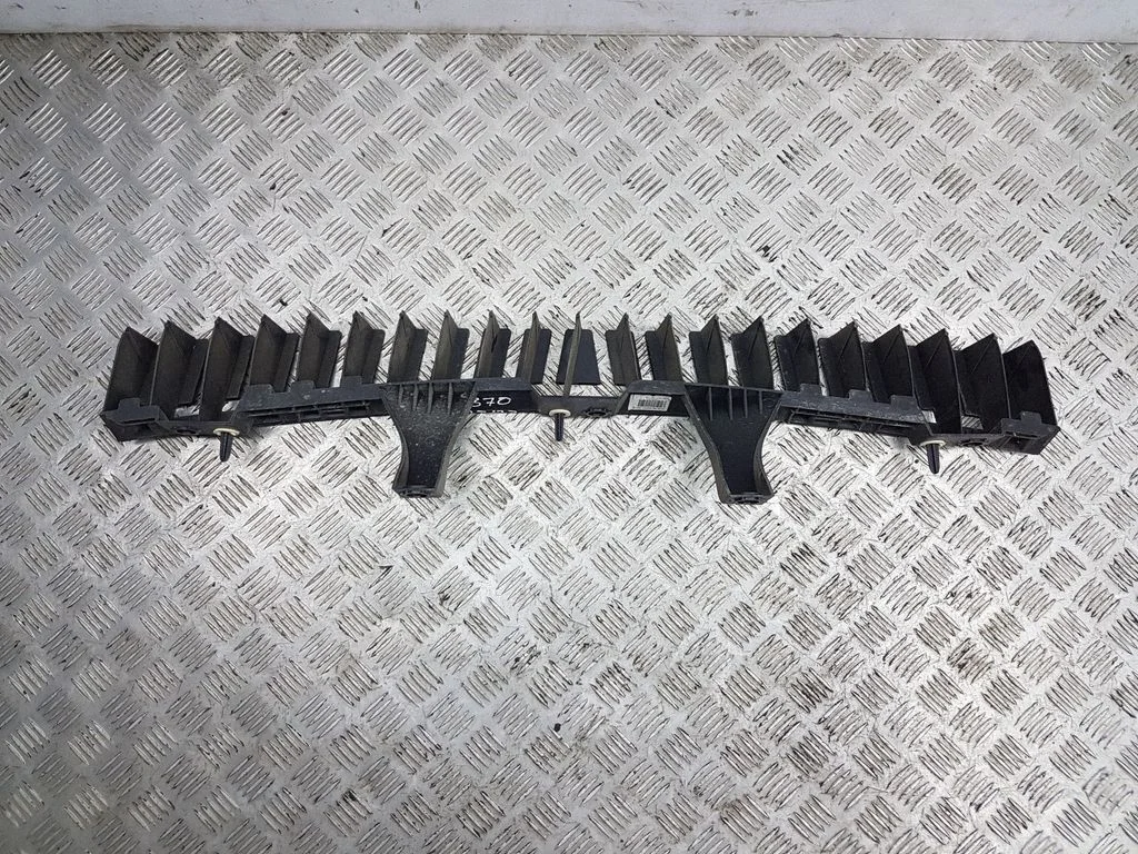 Rear bumper mounting bracket