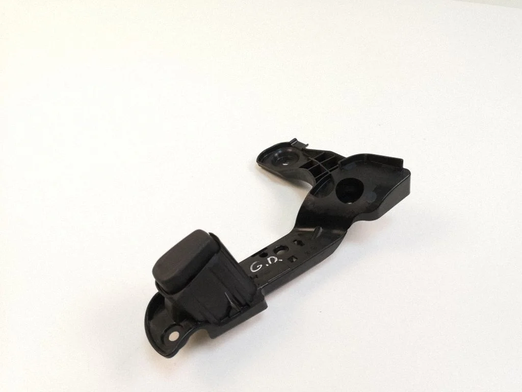 Rear bumper mounting bracket AM51U266A62AC