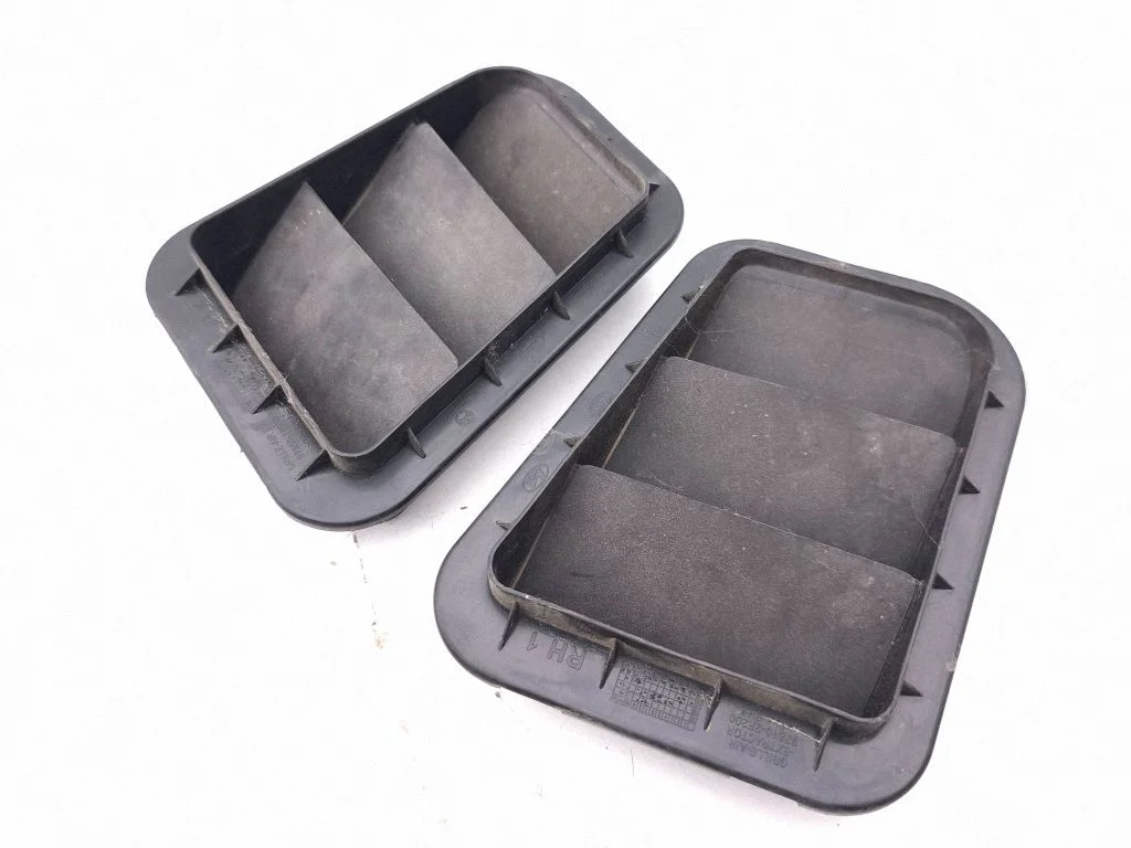 Quarter panel pressure vent 975102F200
