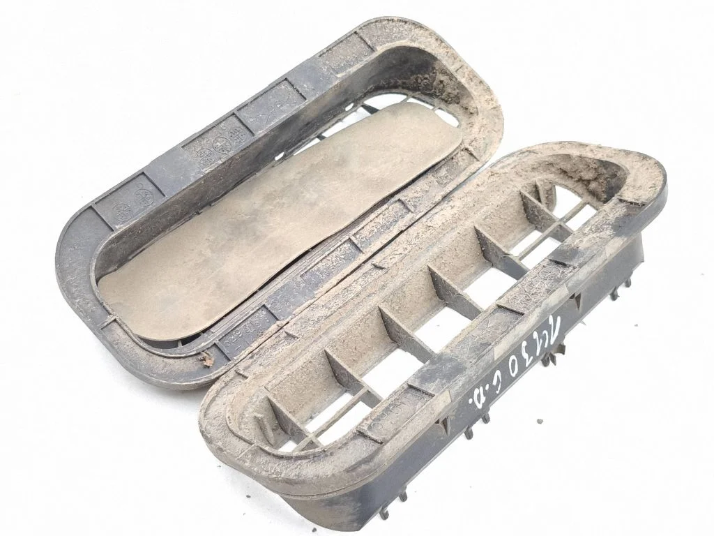 Quarter panel pressure vent 6293112230